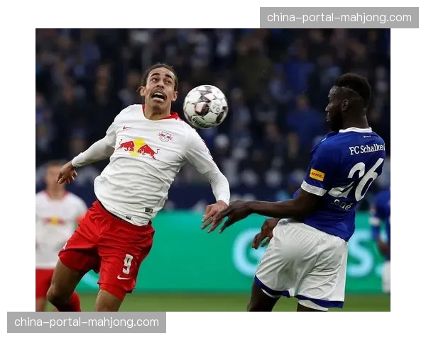 特写：沙尔克04小将攻入德甲处子球后，看台上父亲的泪水